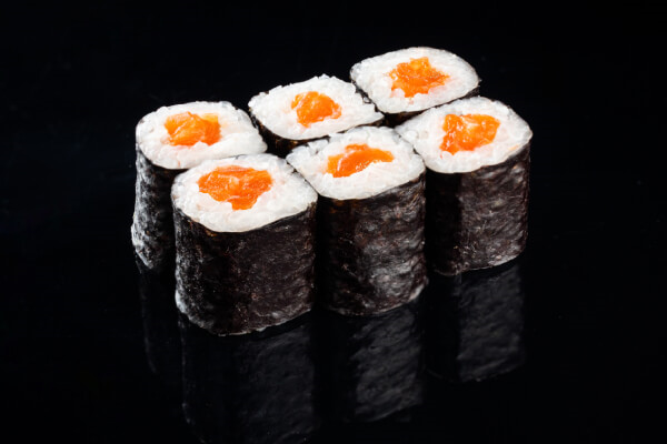 Ролл с копченым лососем